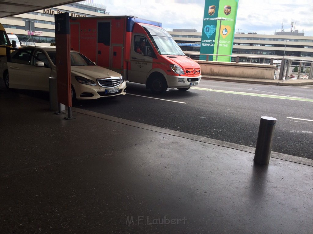 Verdaechtige Koffer Koeln Bonn Airport Koeln Porz  P03.jpg